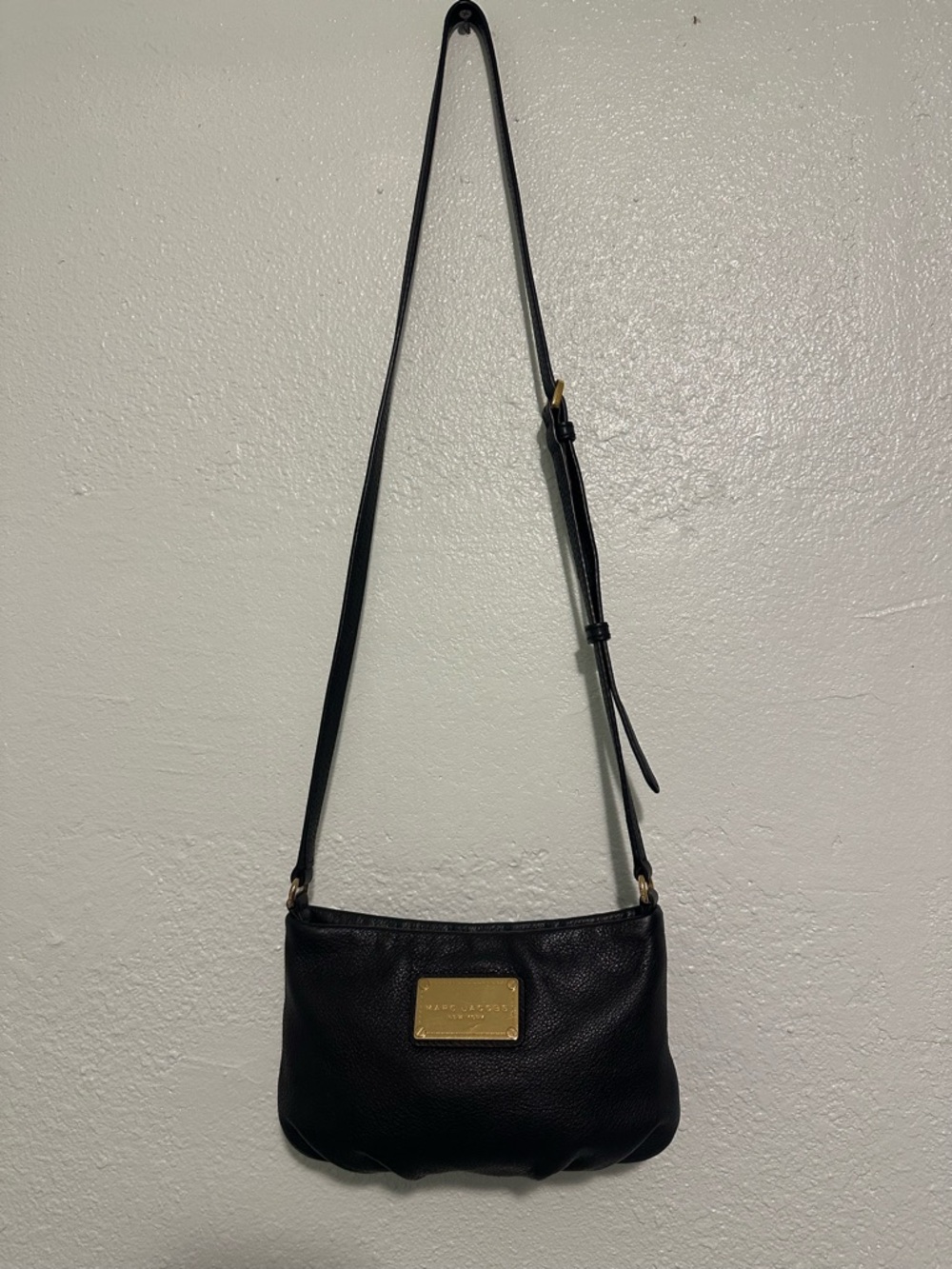 Marc Jacobs Blacks Leather Crossbody Bag with Gold Plaque Classic Q
